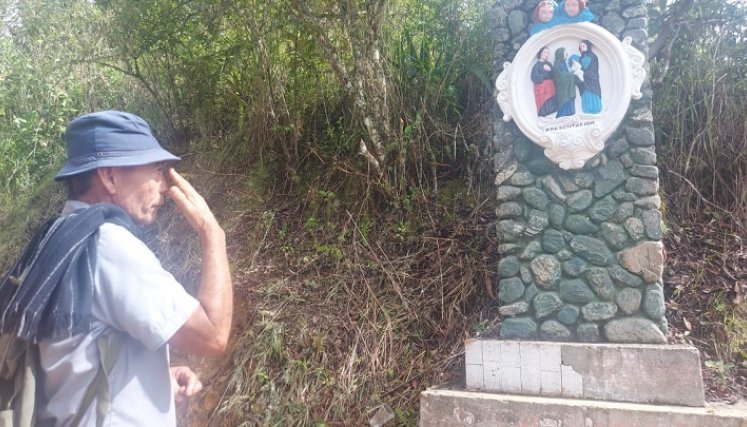 En el Alto del Vicario deambula un sacerdote en pena custodiando los tesoros enterrados en la cordillera. La gente sube a buscar las múcuras, pero no las encuentra.