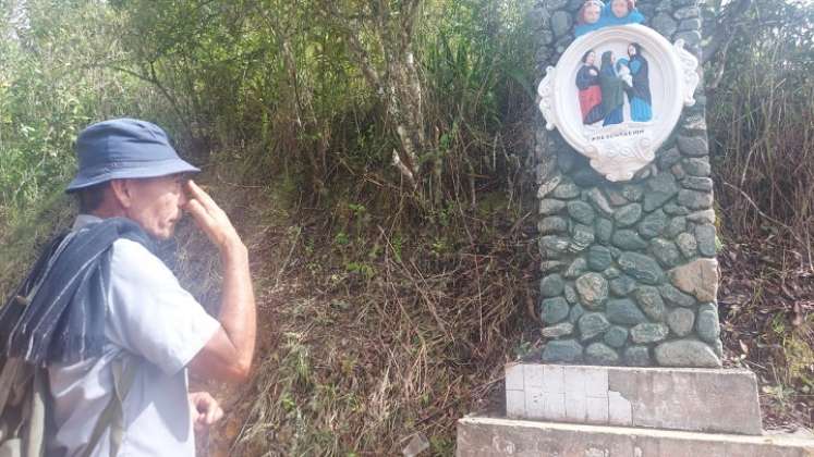 En el Alto del Vicario deambula un sacerdote en pena custodiando los tesoros enterrados en la cordillera. La gente sube a buscar las múcuras, pero no las encuentra.