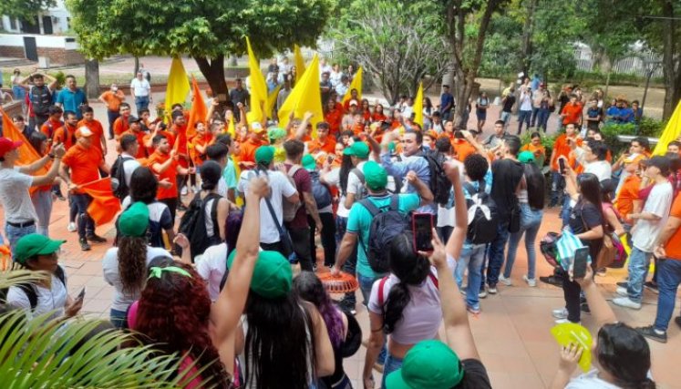 El viernes pasado seguidores de algunas campañas se enfrentaron a golpes/Foto Orlando Carvajal