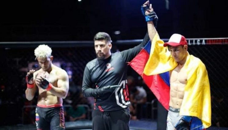 El cucuteño Jesús Castillo (derecha) tuvo que exigirse al máximo para ganarle el combate. a Dreide Bellorín.