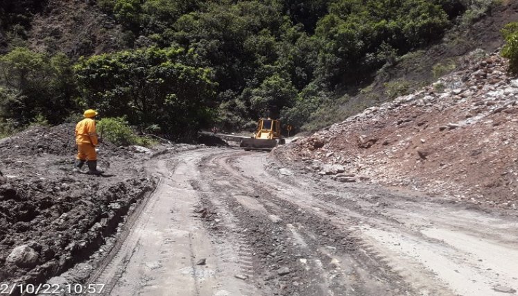 A raíz de las lluvias de las últimas horas hay restricción a un solo carril en la carretera Ocaña-Cúcuta. Maquinaria de INVÍAS retira los derrumbes para habilitar el paso vehicular.