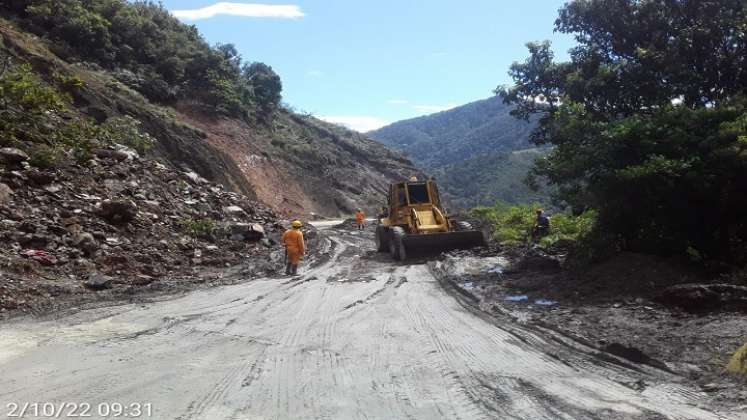 A raíz de las lluvias de las últimas horas hay restricción a un solo carril en la carretera Ocaña-Cúcuta. Maquinaria de INVÍAS retira los derrumbes para habilitar el paso vehicular.