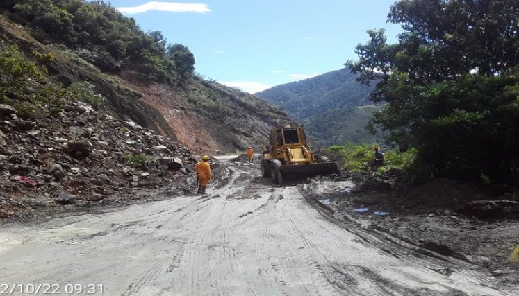 A raíz de las lluvias de las últimas horas hay restricción a un solo carril en la carretera Ocaña-Cúcuta. Maquinaria de INVÍAS retira los derrumbes para habilitar el paso vehicular.