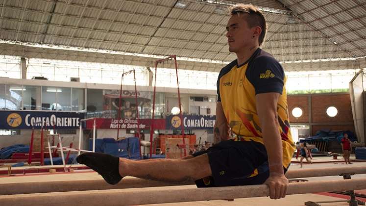 Las barras paralelas fueron el fuerte de Jossimar en Asunción para obtener  la medalla de oro.