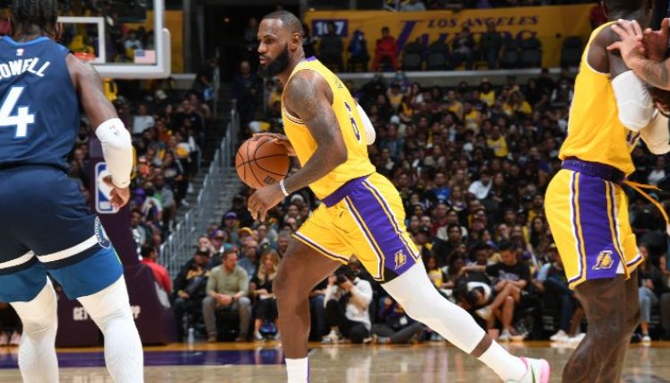 La estrella del baloncesto de la NBA, LeBron James espera tener una buena temporada y arrasar con los premios individuales.