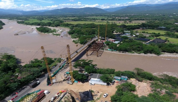 Trabajos del nuevo puente sobre el río Zulia avanzan en un 67%