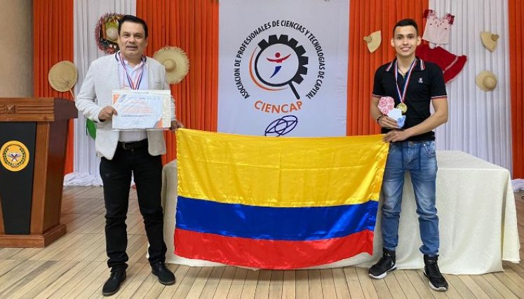  Raúl Rodríguez Ibáñez, director del programa de Ingeniería Multimedia y el estudiante Arnold Sneider Capacho Balseca./ Foto :Cortesía 