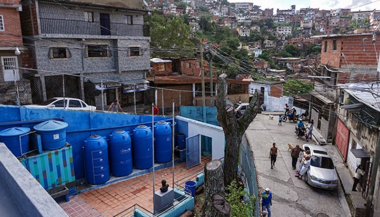 Agua gratis desde el cielo para alimentar escuelas en Venezuela