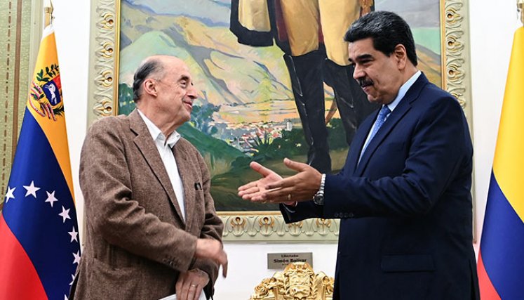 El canciller Álvaro Leyva y Nicolás Maduro se reunieron en Venezuela./Foto: AFP