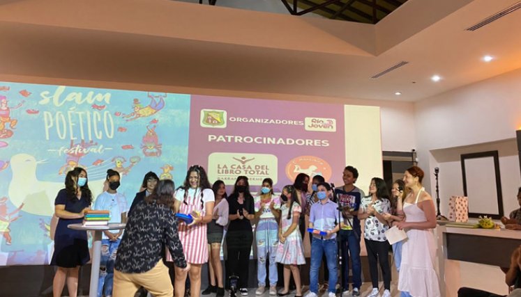 Joven obtuvo premio de poesía