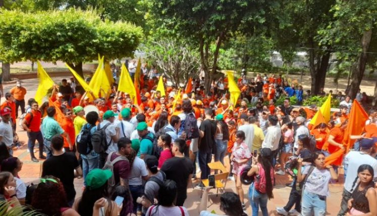 En la universidad se enfrentaron seguidores de varias campañas./Foto Orlando Carvajal