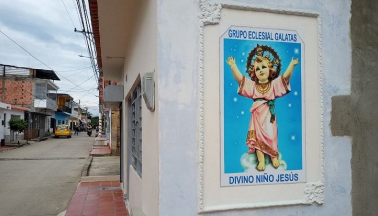 La devoción que en el barrio tienen por el Divino Niño se refleja en las calles.