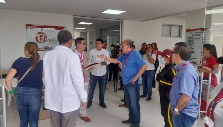 Instantes de protesta en la mesa #1 por la presencia del exrector Héctor Parra como testigo electoral./Foto Cortesía