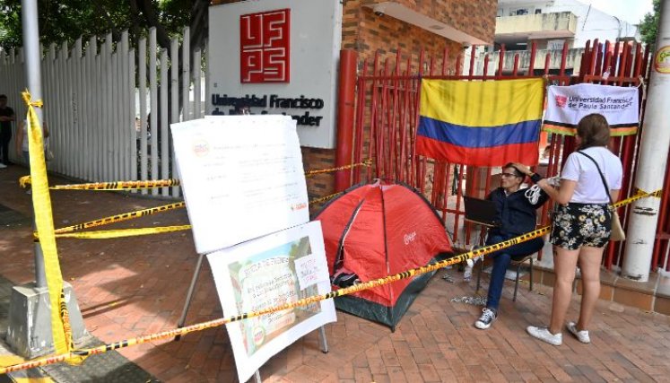 Algunos estudiantes y egresados protagonizan una huelga de hambre para presionar garantías para la Consulta de la UFPS/Foto Jorge Gutiérrez