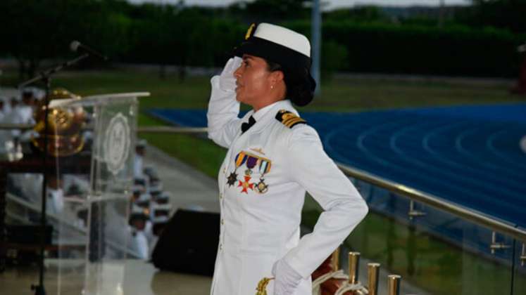 Por primera vez, una mujer al mando del batallón de Cadetes de la Escuela Naval