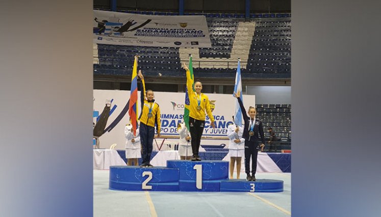 Jireth González, plata en barras asimétricas.