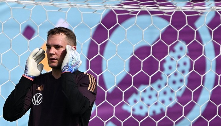 Manuel Neuer, arquero de Alemania, como capitán de selección portará uno de los brazaletes de inclusión de la Fifa.