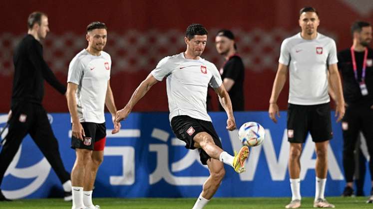 El polaco Robert Lewandowski luchará para seguir adentro del Mundial con su selección.