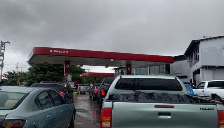 En San Cristóbal y municipios adyacentes se mantienen largas filas para tanquear. / Foto: Anggy Polanco / La Opinión