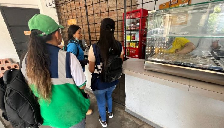Personal de la alcaldía y de las empresas recicladoras socializó la medida con comerciantes y empresarios./Foto cortesía