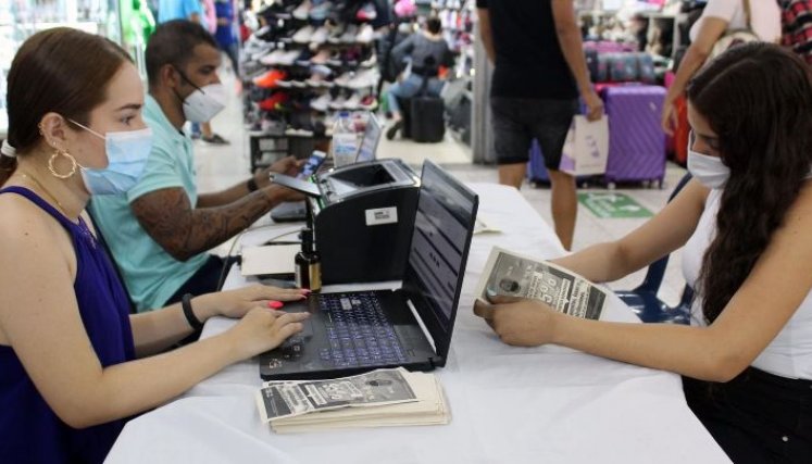 A los centros comerciales acudirá Hacienda para buscar contribuyentes con obligaciones/Foto archivo