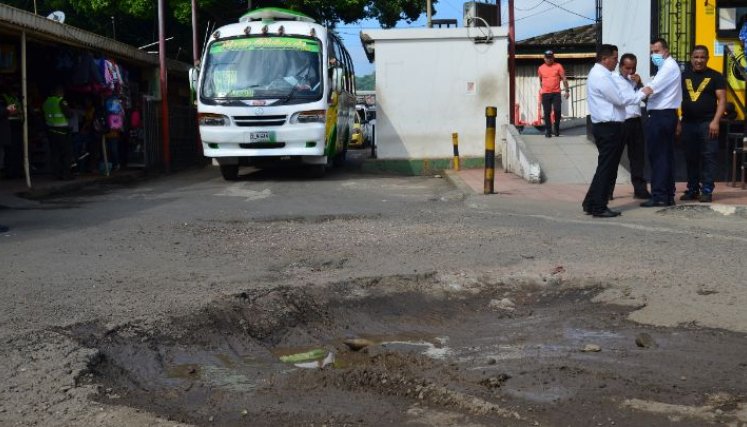 Tremendo cráter recibe a los conductores de bus cuando salen de la terminal/Foto Laura Serrano