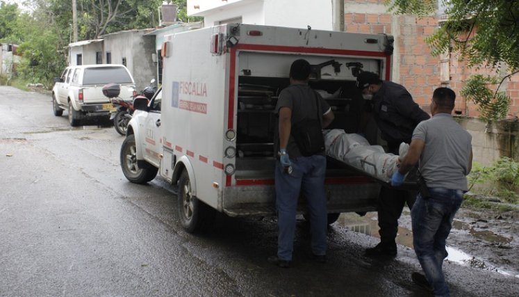 Amaneció muerto a un  costado de un canal 