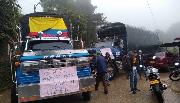 Los transportadores de la provincia de Ocaña adelantan una jornada de protesta en la carretera que conduce hacia la zona del Catatumbo para exigir celeridad en los trabajos.