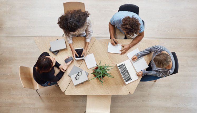 El informe Global Workforce of the Future 2022 del Grupo Adecco revela que  los colaboradores no administrativos creen que es más difícil mantener la salud mental y el bienestar (52%) versus los empleados de escritorio (65%).