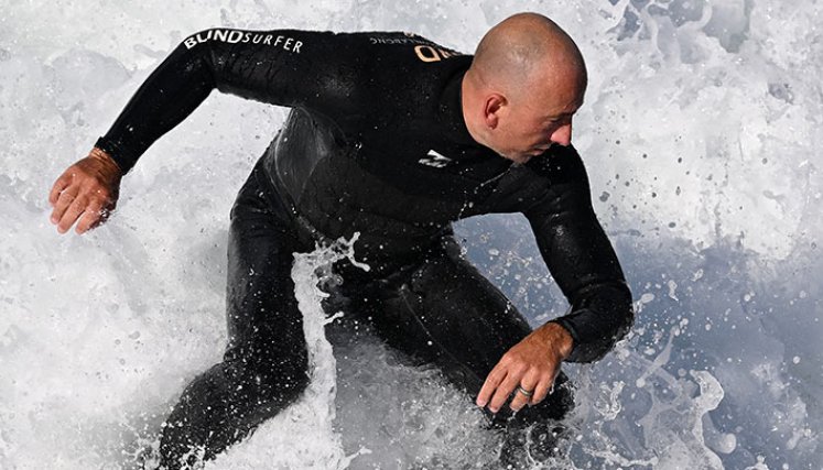 El surfista ciego que conquista las mayores olas del mundo./Foto: AFP