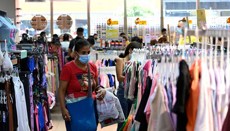 Inflación, alza del dólar y eliminación del tercer día sin IVA son algunos de los factores que desincentivaron las compras. / Fotos Jorge Iván Gutiérrez /La Opinión