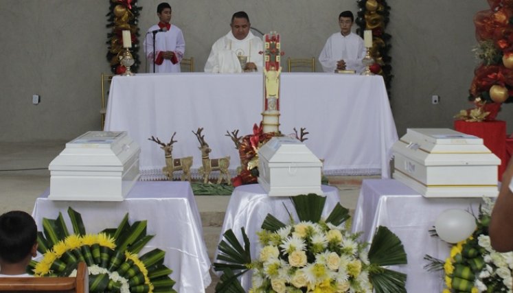 Los niños fueron enterrados en el cementerio de Chaparral, ayer en la mañana.