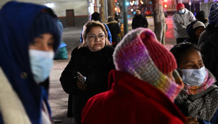 Para Rosa Falcón es "inhumano" ver a cientos de migrantes durmiendo en las calles de la ciudad estadounidense El Paso, Texas./Foto: AFP