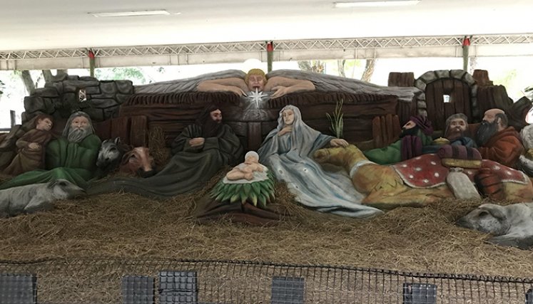 Un pesebre gigante brota de la arena del Ecoparque./Foto: cortesía