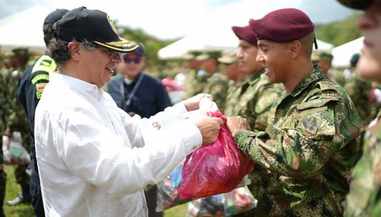 Petro llevó el saludo de Navidad a los soldados en la bases militares