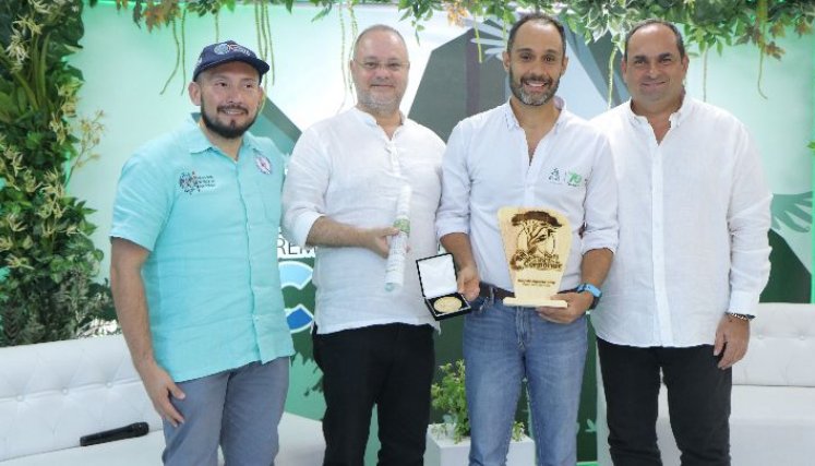 El director general de Corponor, gregorio Angarita Lamk entregó ayer el Premio Santurbán a los mejores trabajos en la conservación del medio ambiente./Foto Cortesía