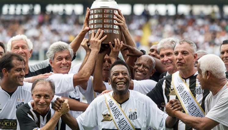 Pelé, en 2014 celebrando con varios exjugadores, loa 100 años del Santos.