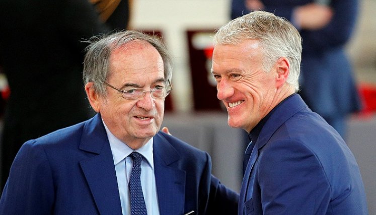 Noël Le Graët, (izquierda), fue cesado de su cargo de presidente de  la Federación francesa de fútbol, a pesar de disculparse por los comentarios hacia Zinedine Zidane. 
