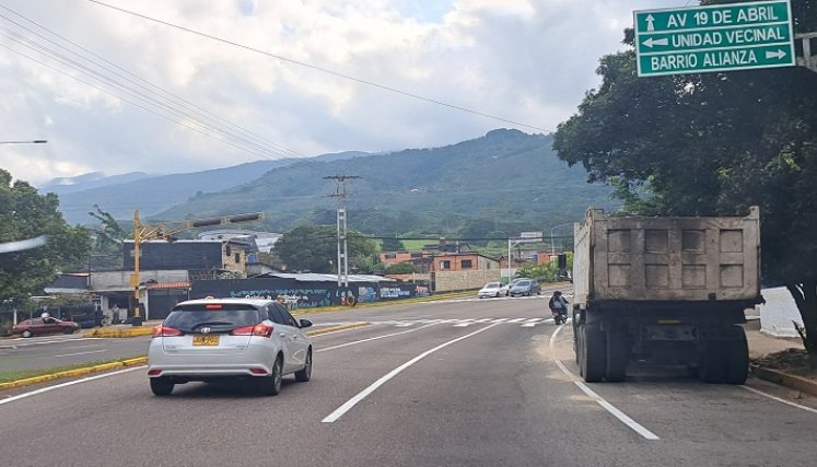Pocos vehículos con placas colombianas se observan en San Cristóbal. Foto Anggy Polanco / La Opinión