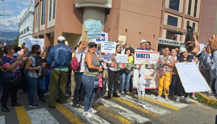 Exigen al gobernador Freddy Bernal que los atienda 