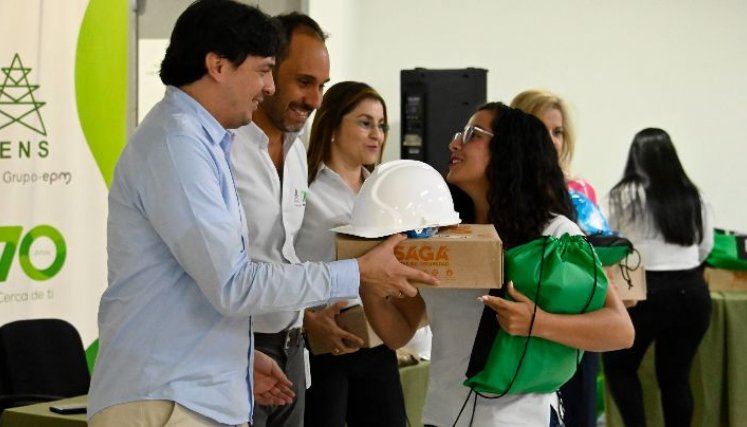 Ayer se entregaron las 25 dotaciones que incluían cascos, botas, uniformes, entre otras herramientas indispensables para su labor. / Foto: Jorge Gutiérrez / La Opinión 