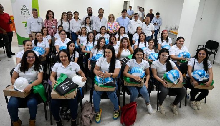 Ayer se entregaron las 25 dotaciones que incluían cascos, botas, uniformes, entre otras herramientas indispensables para su labor. / Foto: Jorge Gutiérrez / La Opinión 