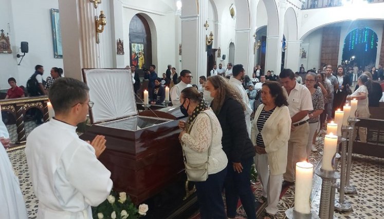 Murió durante unos retiros espirituales en Medellín.
