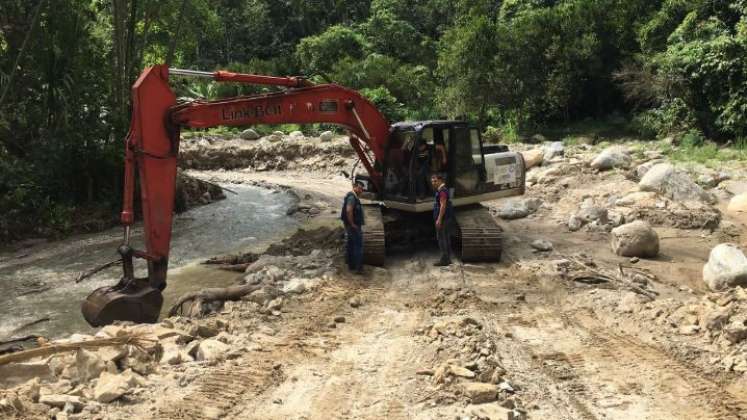 Con maquinaria amarilla se adelantó el dragado del río Peralonso./Foto Cortesía/La Opinión