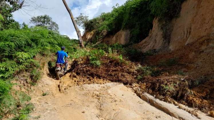 La carretera que conduce a Cáchira presenta diez derrumbes./Foto Cortesía