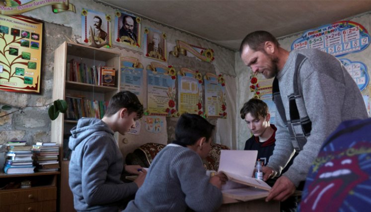 Cuando la casa un profesor se convierte en una escuela improvisada de Ucrania