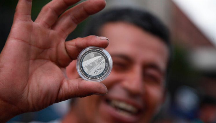 Largas filas para obtener la nueva moneda de $10 mil que ya circula en Colombia