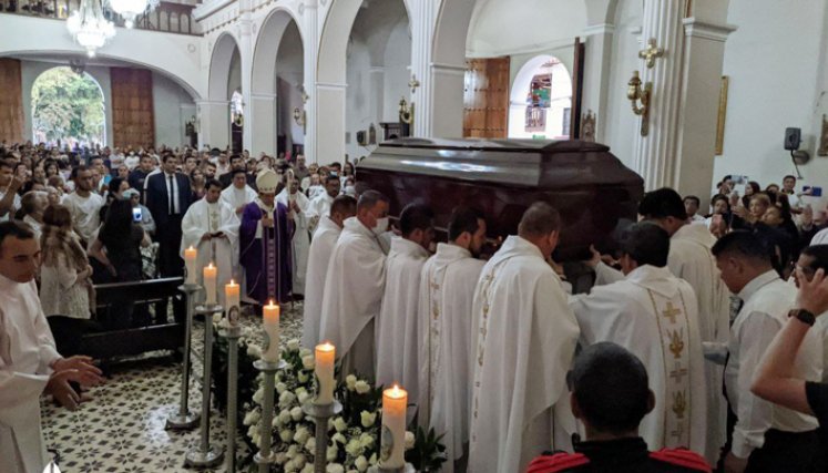 Rinden último adiós al obispo de Ocaña 