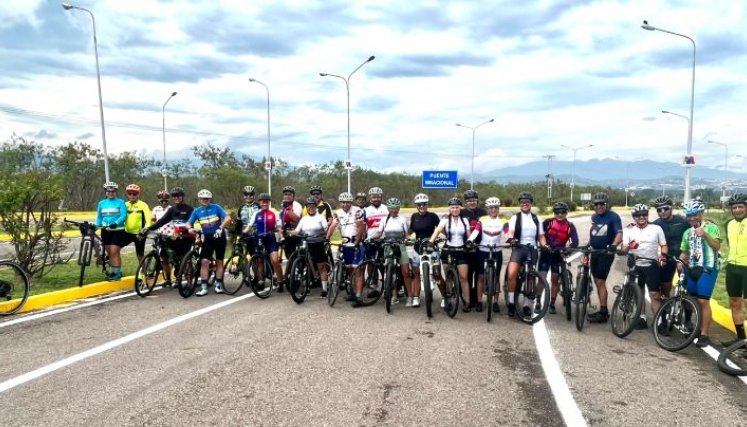 Club de ciclistas piden que les permitan transitar por el puente Atanasio Girardot./Foto: cortesía