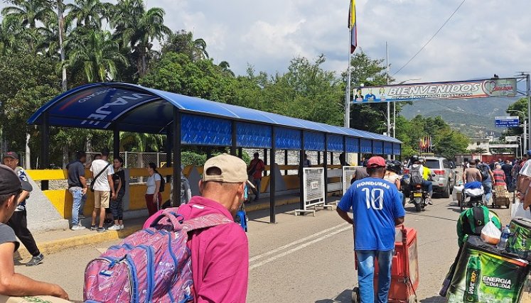 Ciudadanos de pie esperan la activación de las rutas binacionales. Foto Anggy Polanco / La Opinión 